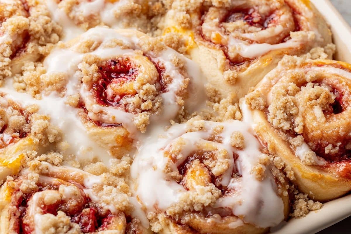 Peach Cobbler Cinnamon Rolls with Crumb Topping 3 Peach Cobbler Cinnamon Rolls