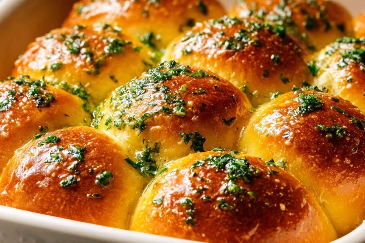 Garlic Butter Dinner Rolls